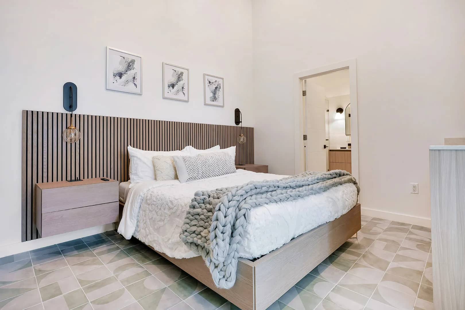 Island View Deluxe Queen - image