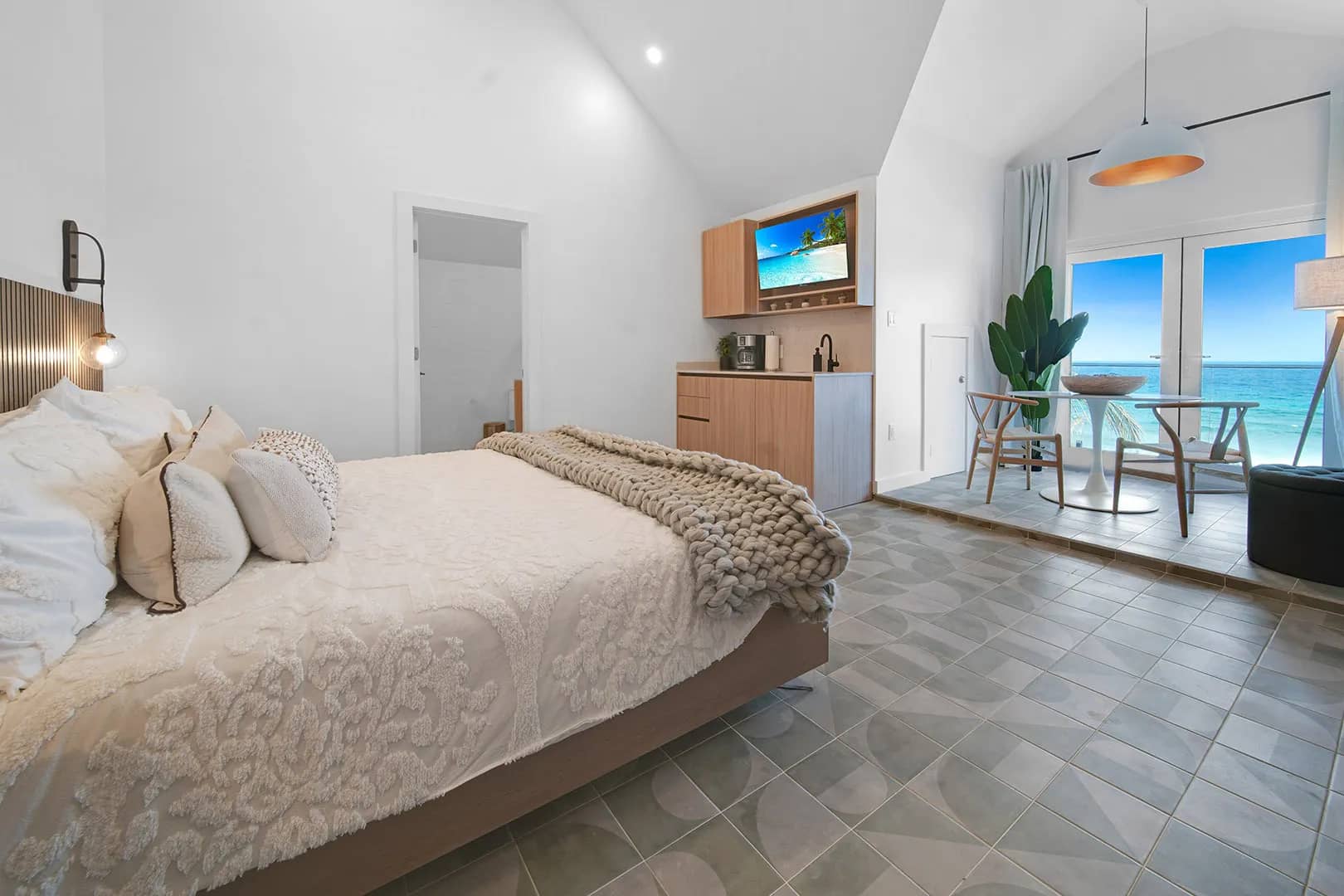 Ocean View Corner Queen - image