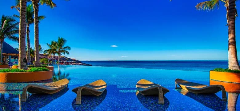 Pool with an amazing view of the ocean