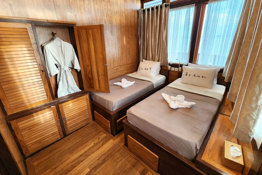 Twin/Double (Twin Beds / Double Bed Convertible) Main Deck - image
